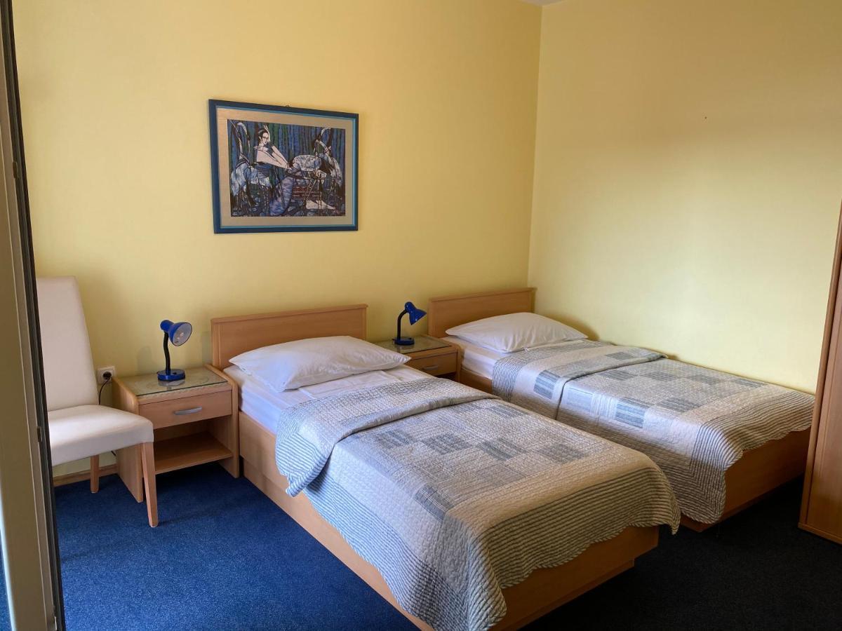 Family Apartments Vesna- 100 M Beach -Center Цриквениця Екстер'єр фото