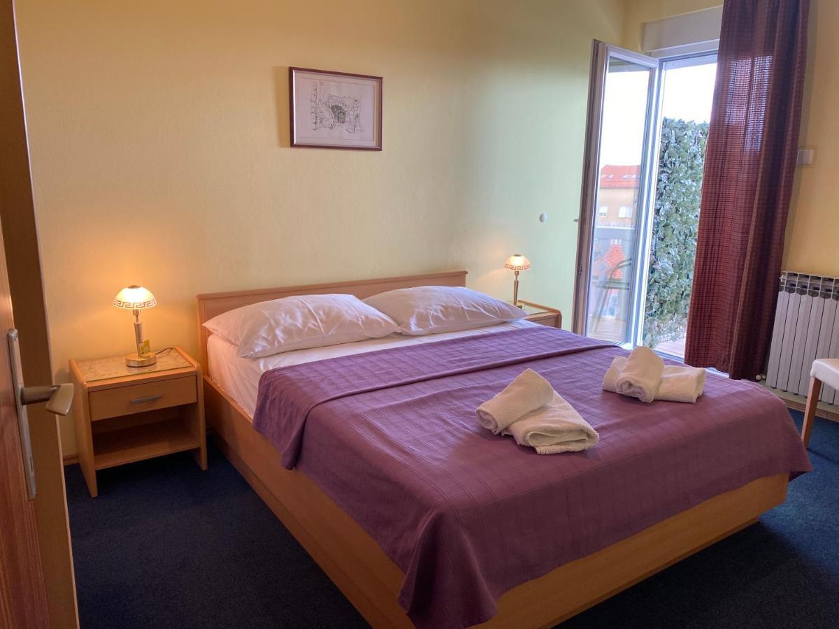 Family Apartments Vesna- 100 M Beach -Center Цриквениця Екстер'єр фото