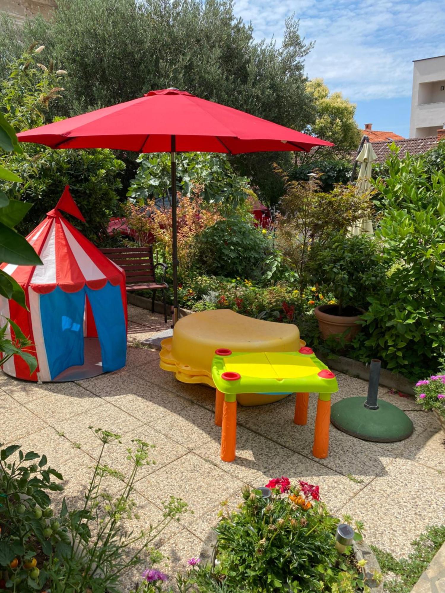 Family Apartments Vesna- 100 M Beach -Center Цриквениця Екстер'єр фото