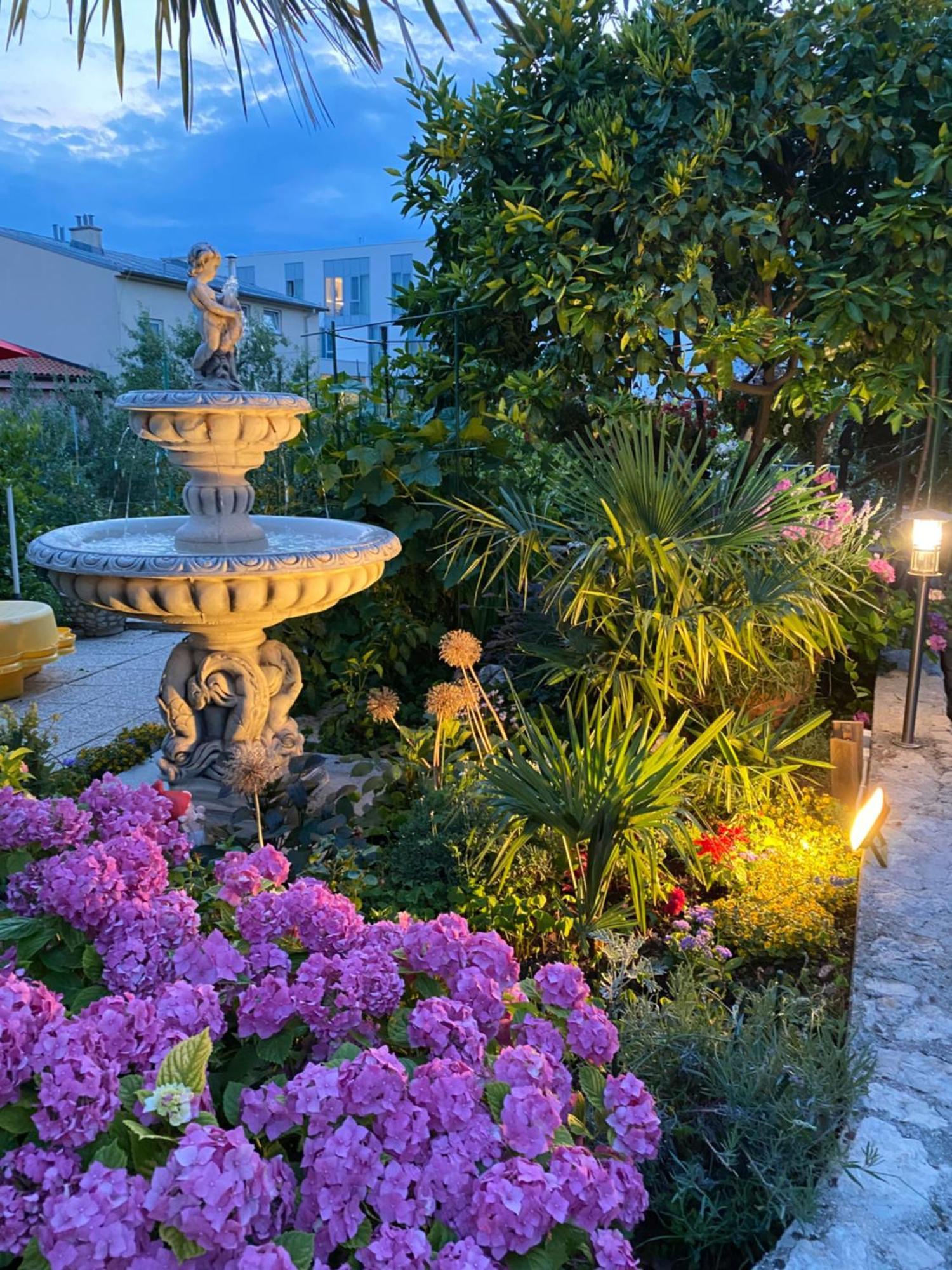 Family Apartments Vesna- 100 M Beach -Center Цриквениця Екстер'єр фото