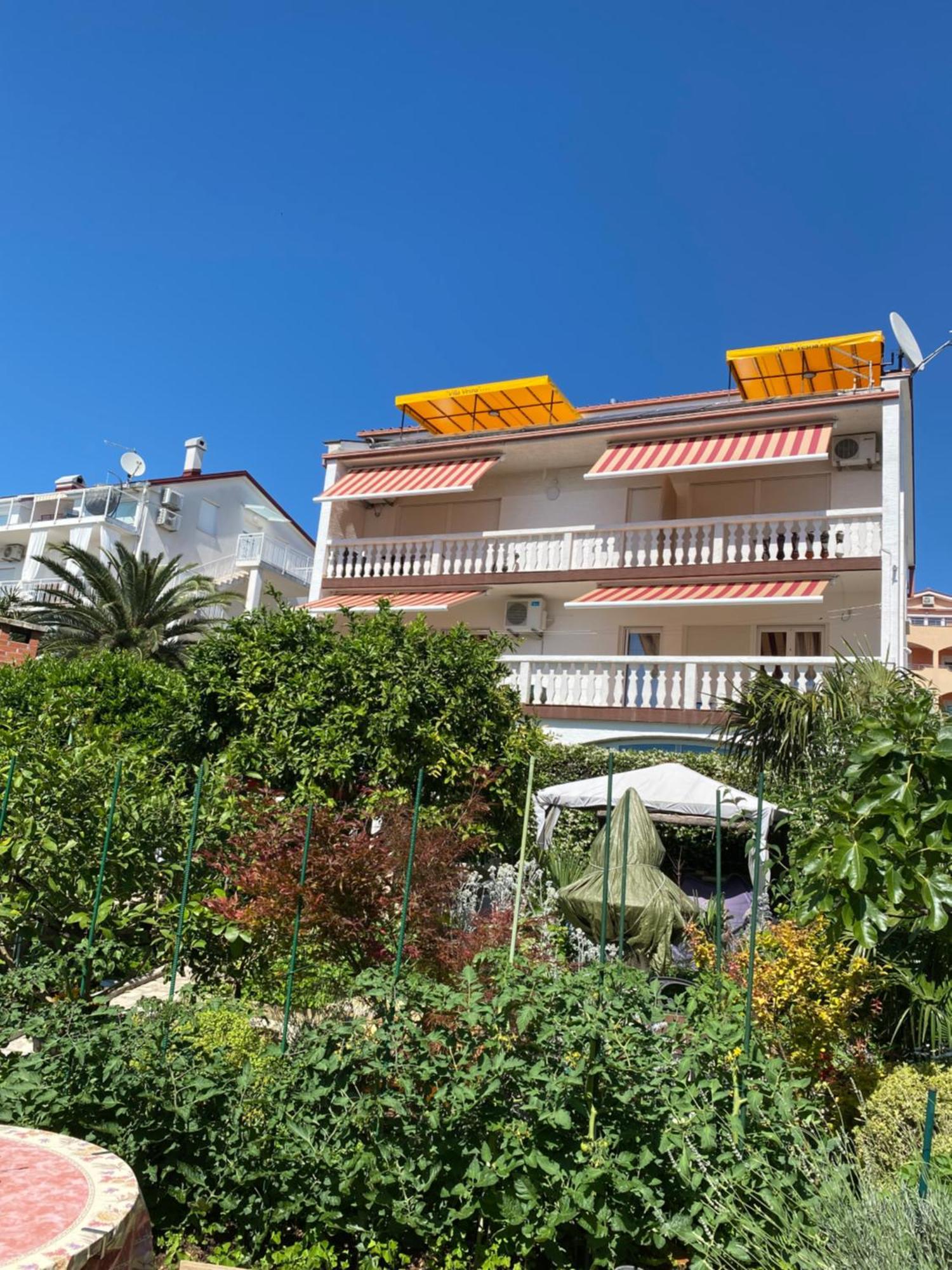 Family Apartments Vesna- 100 M Beach -Center Цриквениця Екстер'єр фото