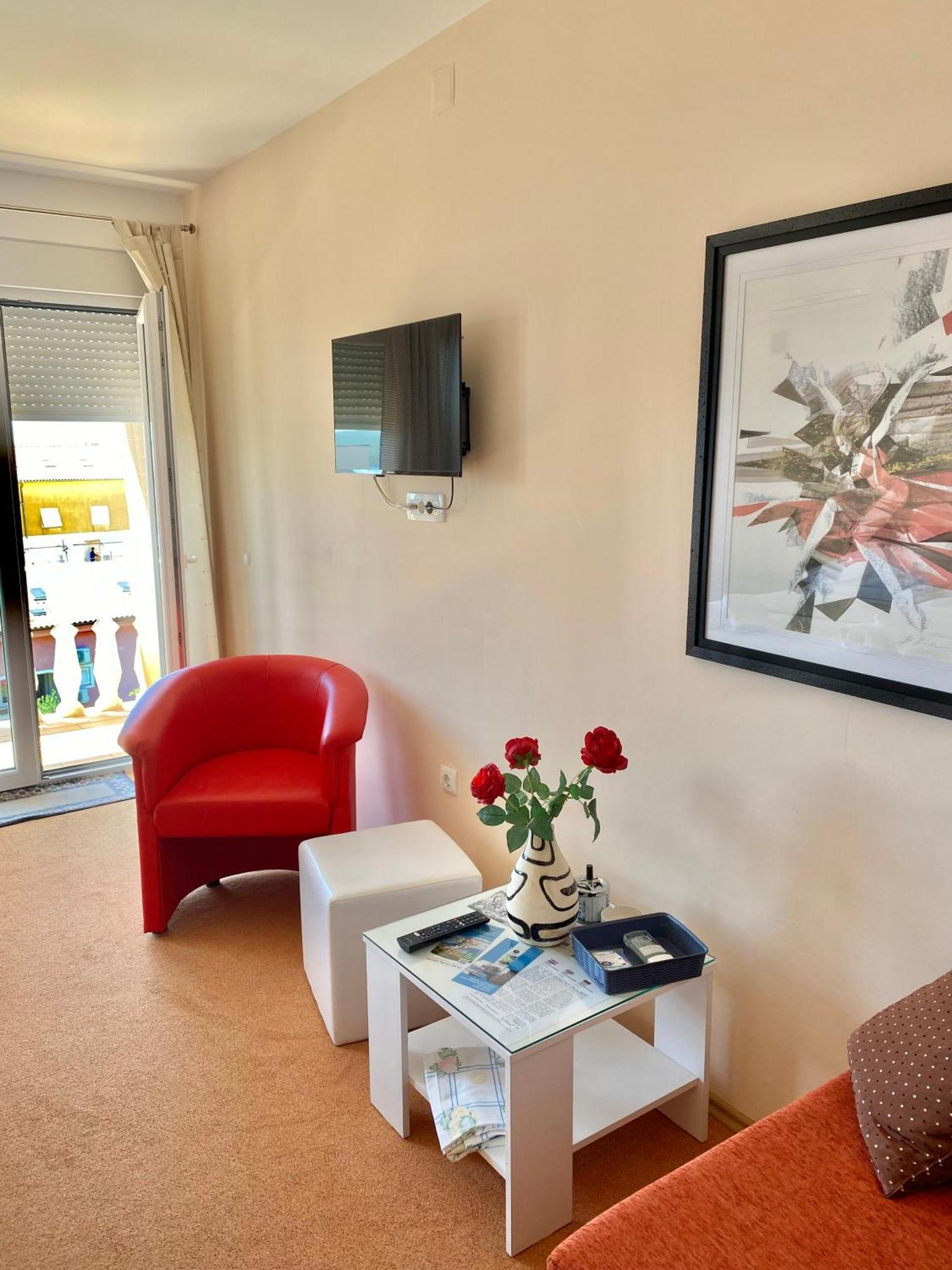 Family Apartments Vesna- 100 M Beach -Center Цриквениця Екстер'єр фото