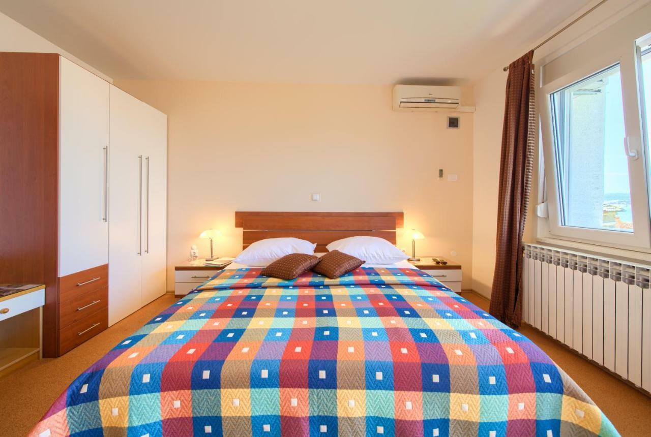 Family Apartments Vesna- 100 M Beach -Center Цриквениця Екстер'єр фото